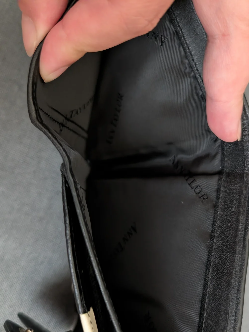 Black Leather Woman's Wallet with Contrast Stitching